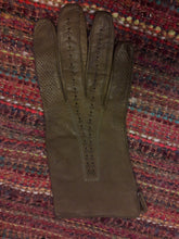 Charger l'image dans la galerie, Gants vintage Zoé. Avec décoration perforées. Taille 6,5