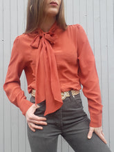 Charger l'image dans la galerie, Chemisier Vintage Mathilde - En soie. Col Lavallière brique. Taille M, 38, 40. Fabriqué en France