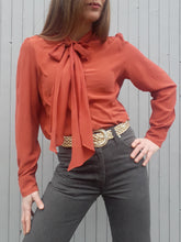 Charger l'image dans la galerie, Chemisier Vintage Mathilde - En soie. Col Lavallière brique. Taille M, 38, 40. Fabriqué en France
