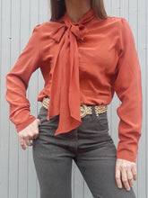 Charger l'image dans la galerie, Chemisier Vintage Mathilde - En soie. Col Lavallière brique. Taille M, 38, 40. Fabriqué en France