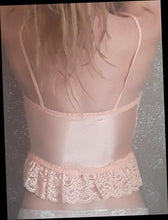 Charger l'image dans la galerie, Caraco Laure - Dentelles saumon et froufrous. Taille S, 36, 38