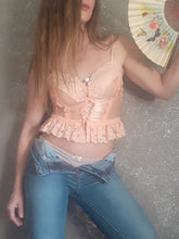 Charger l'image dans la galerie, Caraco Laure - Dentelles saumon et froufrous. Taille S, 36, 38