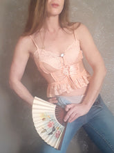 Charger l'image dans la galerie, Caraco Laure - Dentelles saumon et froufrous. Taille S, 36, 38