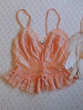 Charger l'image dans la galerie, Caraco Laure - Dentelles saumon et froufrous. Taille S, 36, 38