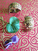 Charger l'image dans la galerie, Boucles d'oreilles vintage Hillary - Cotte de maille dorée. A clip.