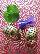 Charger l'image dans la galerie, Boucles d'oreilles vintage Hillary - Cotte de maille dorée. A clip.