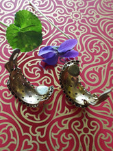 Charger l'image dans la galerie, Boucles d'oreilles vintage Hillary - Cotte de maille dorée. A clip.