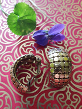 Charger l'image dans la galerie, Boucles d'oreilles vintage Hillary - Cotte de maille dorée. A clip.