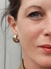 Charger l'image dans la galerie, Boucles d'oreilles vintage Hillary - Cotte de maille dorée. A clip.