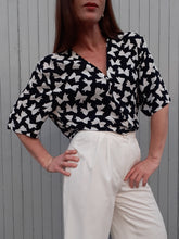 Charger l'image dans la galerie, Blouse vintage Roberta - Imprimé nœuds, bleu marine et blanc. Taille XL, 42, 44. Givenchy