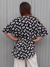 Charger l'image dans la galerie, Blouse vintage Roberta - Imprimé nœuds, bleu marine et blanc. Taille XL, 42, 44. Givenchy