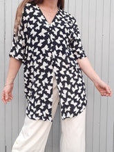 Charger l'image dans la galerie, Blouse vintage Roberta - Imprimé nœuds, bleu marine et blanc. Taille XL, 42, 44. Givenchy