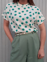 Charger l'image dans la galerie, Blouse Couleurs Vintage blanche à gros pois verts, Taille M, 38, 40