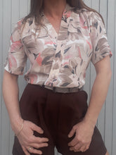 Charger l'image dans la galerie, Blouse cache-cœur Couleurs Vintage, motif fleuri, rose, beige, marron. Croisée avec quatre boutons, Fabrication Française. Taille M, 38, 40