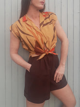 Charger l'image dans la galerie, Blouse Couleurs vintage à nouer à la taille imprimés safari, zébré. Taille M, 38, 40. Fabrication Française. Moutarde, pécan, marron, orange