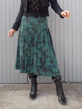 Charger l'image dans la galerie, Jupe vintage Diane - Plissé Soleil à fleurs vertes. Taille XL, 42, 44