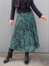 Charger l'image dans la galerie, Jupe vintage Diane - Plissé Soleil à fleurs vertes. Taille XL, 42, 44