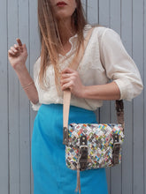 Charger l'image dans la galerie, Sac recyclé Peggy - Nahui Ollin. En papier de bonbons tressés. Unique et coloré. Peace & love