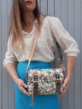 Charger l'image dans la galerie, Sac recyclé Peggy - Nahui Ollin. En papier de bonbons tressés. Unique et coloré. Peace & love