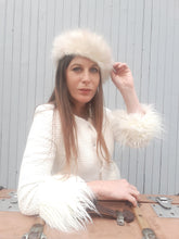 Charger l'image dans la galerie, Toque vintage Svetlana - Cuir & fourrure blanc crème à poils longs