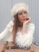 Charger l'image dans la galerie, Toque vintage Svetlana - Cuir & fourrure blanc crème à poils longs