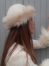 Charger l'image dans la galerie, Toque vintage Svetlana - Cuir & fourrure blanc crème à poils longs
