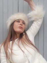 Charger l'image dans la galerie, Toque vintage Svetlana - Cuir & fourrure blanc crème à poils longs