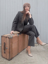 Charger l'image dans la galerie, Tailleur veste et pantalon Yves Saint Laurent gris à rayures rouges et blanches. Couleurs Vintage. Taille S, 36, 38. Fabriqué en France