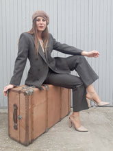 Charger l'image dans la galerie, Tailleur veste et pantalon Yves Saint Laurent gris à rayures rouges et blanches. Couleurs Vintage. Taille S, 36, 38. Fabriqué en France