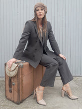 Charger l'image dans la galerie, Tailleur veste et pantalon Yves Saint Laurent gris à rayures rouges et blanches. Couleurs Vintage. Taille S, 36, 38. Fabriqué en France