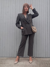 Charger l'image dans la galerie, Tailleur veste et pantalon Yves Saint Laurent gris à rayures rouges et blanches. Couleurs Vintage. Taille S, 36, 38. Fabriqué en France