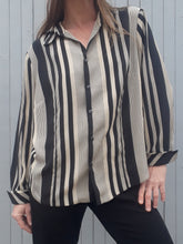 Charger l'image dans la galerie, Chemisier vintage Monica - Rayé sable et noir. Taille XL, 42, 44