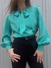 Charger l'image dans la galerie, Chemisier vert turquoise à col lavallière et plis droit. Fabrication Française. Couleurs Vintage. Taille XL, 42, 44