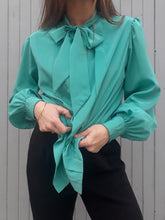 Charger l'image dans la galerie, Chemisier vintage Ella - Col Lavallière. Taille XL, 42, 44. Fabriqué en France