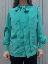 Charger l'image dans la galerie, Chemisier vintage Ella - Col Lavallière. Taille XL, 42, 44. Fabriqué en France