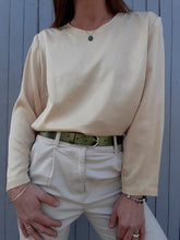 Charger l'image dans la galerie, Blouse jaune pâle en tissu irisé carrés, fermeture goutte d'eau. Couleurs Vintage, taille XL, 42, 44