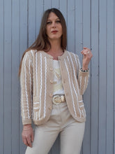 Charger l'image dans la galerie, Cardigan vintage Lola. Torsades beiges et blanches. Taille M, 38, 40. Fabriqué en France