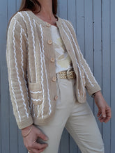 Charger l'image dans la galerie, Cardigan vintage Lola. Torsades beiges et blanches. Taille M, 38, 40. Fabriqué en France