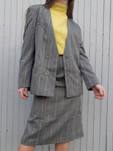 Charger l'image dans la galerie, Ensemble Couleurs Vintage, blazer et jupe crayon gris à rayures jaunes et bleus , taille XXL, 44. Weinberg
