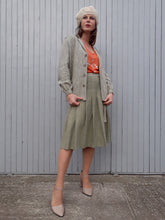 Charger l'image dans la galerie, Ensemble Couleurs Vintage, veste à rayures et jupe plissée, taille M, 36, 38. Kaki, blanc cassé et sable