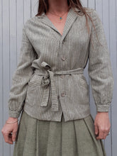 Charger l'image dans la galerie, Ensemble Couleurs Vintage, veste à rayures et jupe plissée, taille M, 36, 38. Kaki, blanc cassé et sable