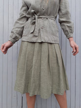 Charger l'image dans la galerie, Ensemble Couleurs Vintage, veste à rayures et jupe plissée, taille M, 36, 38. Kaki, blanc cassé et sable