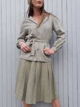 Charger l'image dans la galerie, Ensemble Couleurs Vintage, veste à rayures et jupe plissée, taille M, 36, 38. Kaki, blanc cassé et sable