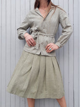 Charger l'image dans la galerie, Ensemble Couleurs Vintage, veste à rayures et jupe plissée, taille M, 36, 38. Kaki, blanc cassé et sable
