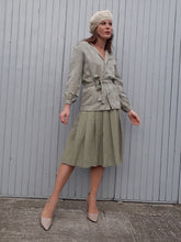 Charger l'image dans la galerie, Ensemble Couleurs Vintage, veste à rayures et jupe plissée, taille M, 36, 38. Kaki, blanc cassé et sable