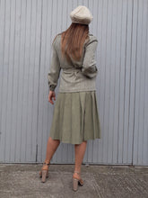 Charger l'image dans la galerie, Ensemble Couleurs Vintage, veste à rayures et jupe plissée, taille M, 36, 38. Kaki, blanc cassé et sable