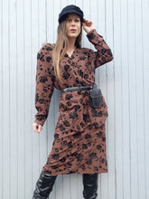 Charger l'image dans la galerie, Ensemble jupe et veste fine Couleurs Vintage, imprimé paisley marron et roses noires. Taille XL, 42, 44