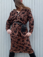 Charger l'image dans la galerie, Ensemble jupe et veste fine Couleurs Vintage, imprimé paisley marron et roses noires. Taille XL, 42, 44