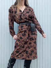 Charger l'image dans la galerie, Ensemble jupe et veste fine Couleurs Vintage, imprimé paisley marron et roses noires. Taille XL, 42, 44