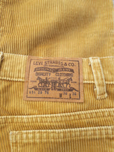 Charger l'image dans la galerie, jean levi's 631 en velours côtelé jaune moutarde. Couleurs Vintage. Taille S, 36, 38. Fabrication Française